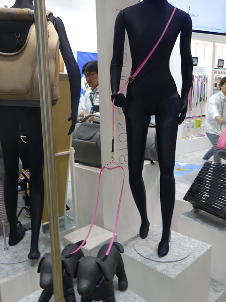 【Interpets（インターペット）2018】OPPO、2頭で散歩してもからみにくいリードを展示