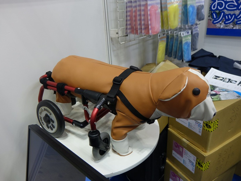 【Interpets（インターペット） 2018】アニマルオルソジャパン、犬用車いす「AOJカート」をアピール