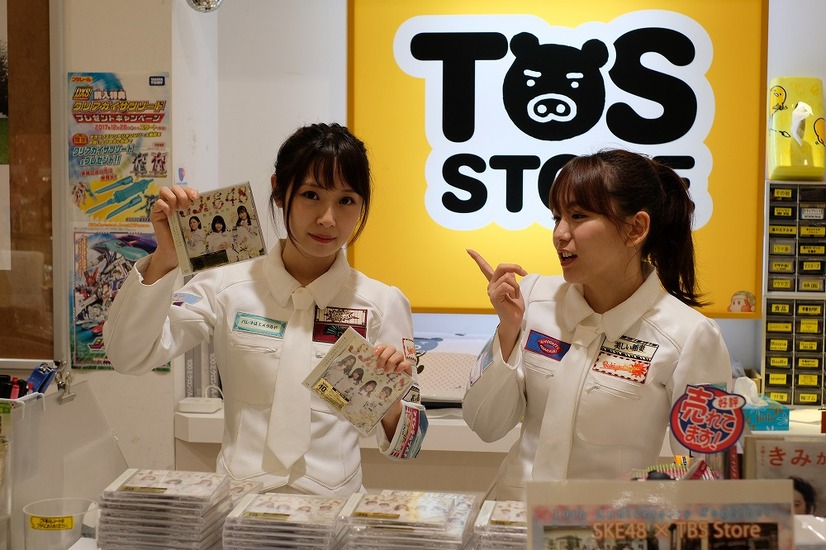 SKE48の大場美奈と高柳明音がTBSストア赤坂Bizタワー店の1日店長に