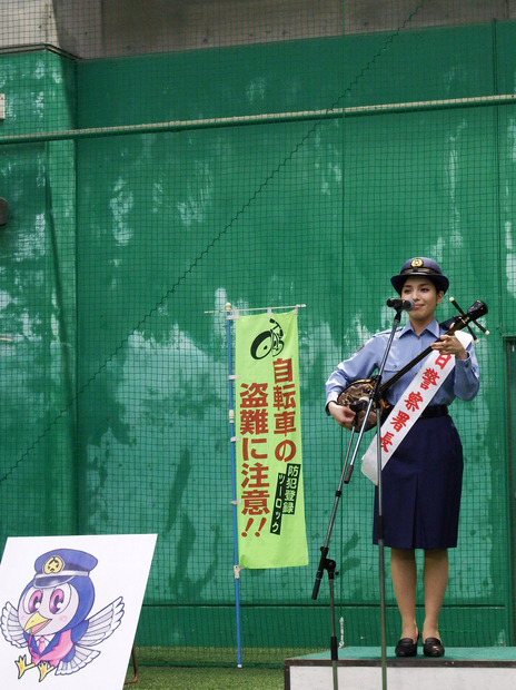 城南海、故郷・奄美大島で一日警察署長に任命！制服姿で奄美の島唄を歌唱