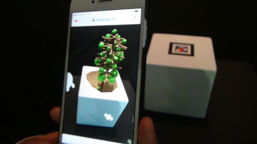 アプリのいらないAR。実用性は高そうだ。ARマーカーをカメラで捉えると、ブラウザ内にAR映像が表示される