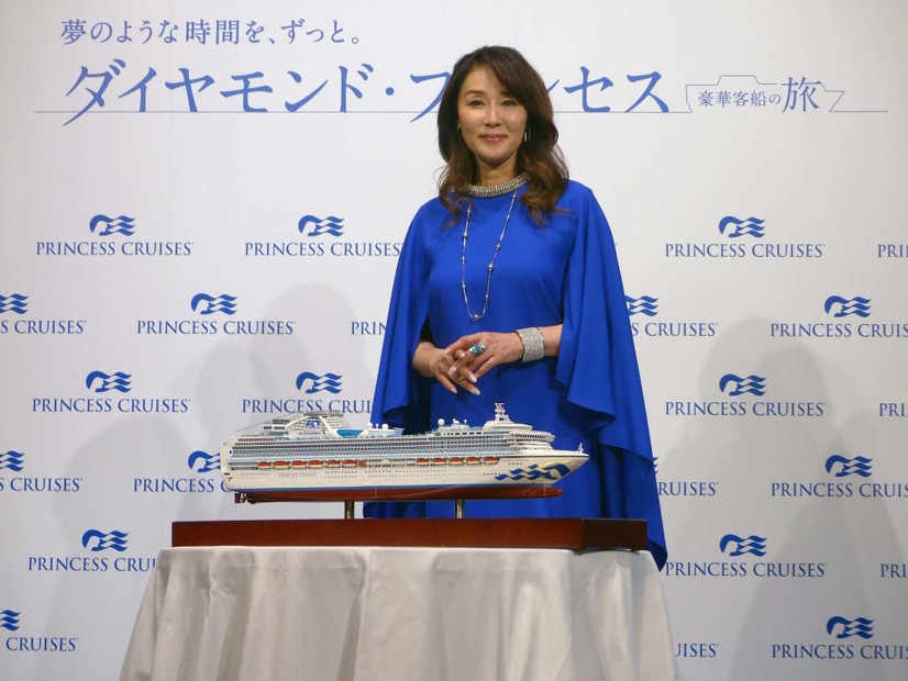 海をイメージして真っ青なドレスで登場した浅野ゆう子