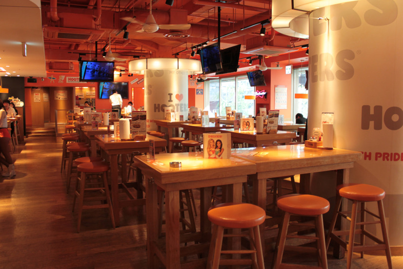 女の子と“宿題”したいキミは、HOOTERS銀座店へ急げ！