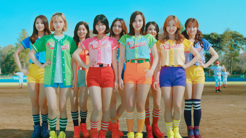 TWICE、ユニフォーム姿で打って・投げて・踊る！新CMがオンエア