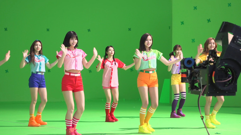TWICE、ユニフォーム姿で打って・投げて・踊る！新CMがオンエア