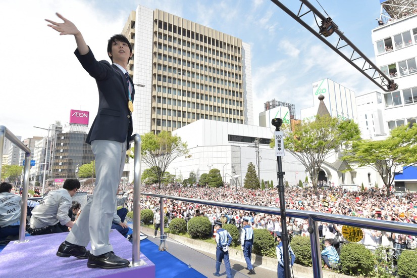 羽生結弦選手の祝賀パレードが開催！ファンに手をふって応える