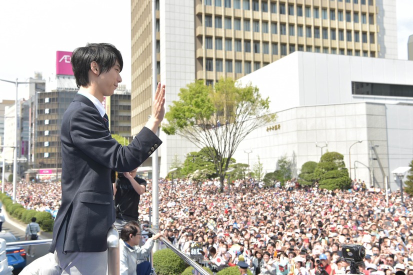 羽生結弦選手の祝賀パレードが開催！ファンに手をふって応える