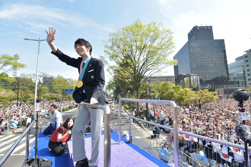 羽生結弦選手の祝賀パレードが開催！ファンに手をふって応える