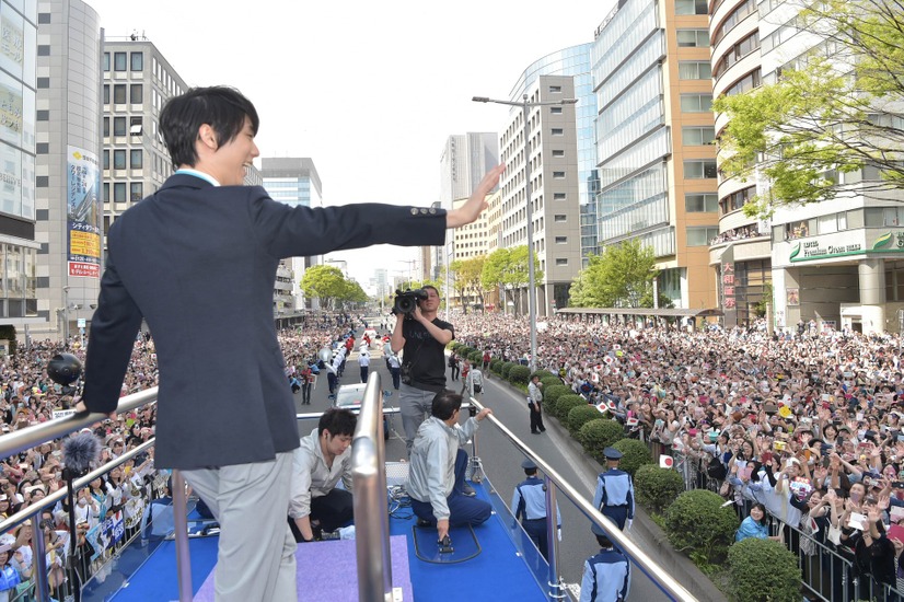 羽生結弦選手の祝賀パレードが開催！ファンに手をふって応える