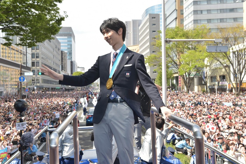 羽生結弦選手の祝賀パレードが開催！ファンに手をふって応える