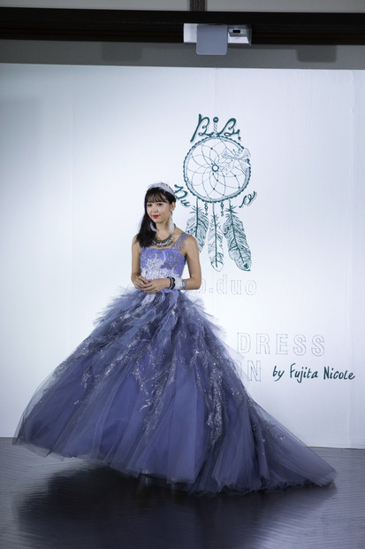 藤田ニコル、ウエディングドレス姿を披露！結婚は「20代でしたい。25歳には子供がほしい」