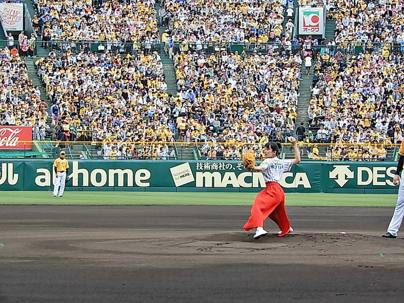 足立佳奈、夢の甲子園で始球式挑戦！豪速球を披露