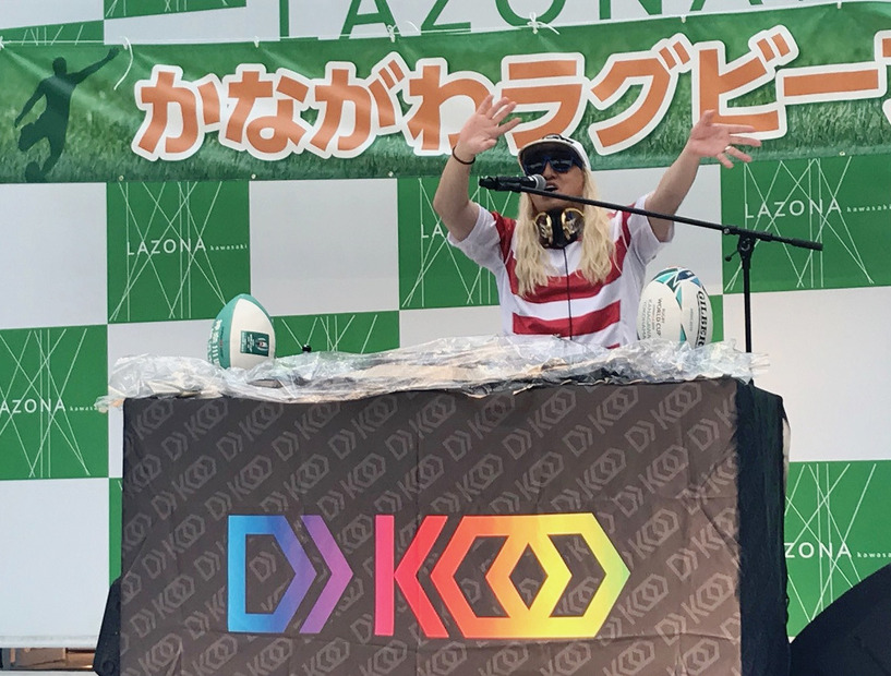 TRFのDJ KOO、ラグビーイベントでDJパフォーマンス！会場を盛り上げる