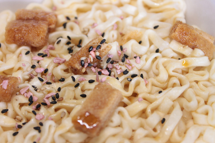 オイどーすんだよコレ！　謎のカップ麺「明星 一平ちゃん夜店の焼うどん いなり寿司味」を喰らう！