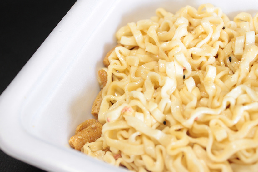 オイどーすんだよコレ！　謎のカップ麺「明星 一平ちゃん夜店の焼うどん いなり寿司味」を喰らう！