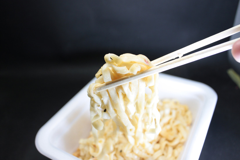 オイどーすんだよコレ 謎のカップ麺 明星 一平ちゃん夜店の焼うどん いなり寿司味 を喰らう 11枚目の写真 画像 Rbb Today