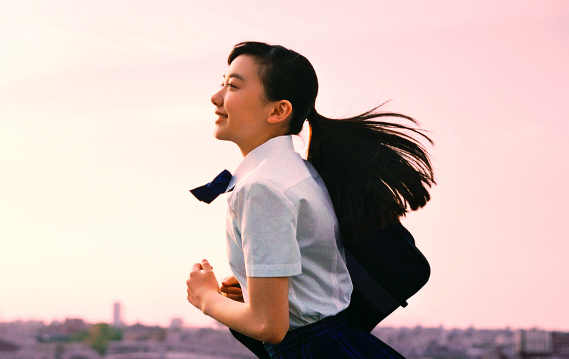 芦田愛菜が本気で走る・喜ぶ！進学塾の新グラフィック広告に登場