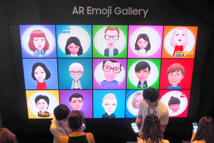 AR Emoji GALLERYで自分のアバターをつくる来場者たち。できあがると壁のモニターに追加される