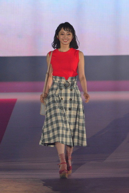 白石麻衣、シースルーワンピースで「GirlsAward 2018」に登場！
