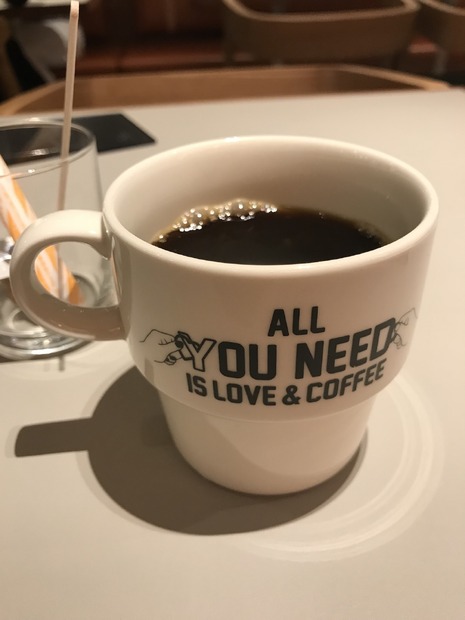 コーヒーを飲んでしばし休憩。マグカップのデザインもシンプルでいい感じ