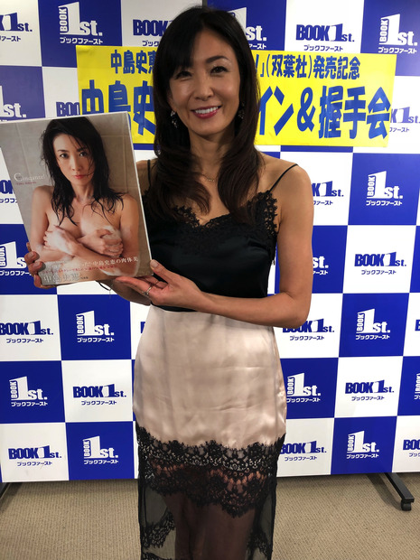 中島史恵、50歳直前の写真集！グアムの浜辺で空中ヨガ