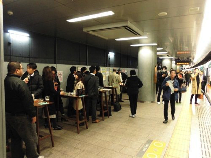 京阪電車、今年も電車で飲める「中之島駅ホーム酒場」を開催中