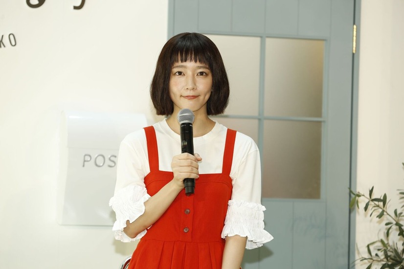 吉岡里帆、大人まる子の衣装でトークショーに登場