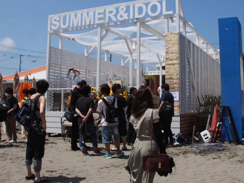 SUMMER&IDOL：由比ヶ浜海岸のアイドルカフェオープン《撮影：中尾真二》