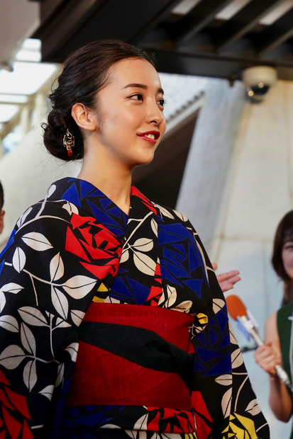 板野友美、「熱海国際映画祭」レッドカーペットに浴衣で登場