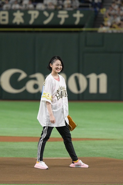 国民的美少女・吉本実憂、始球式でトルネード投法！