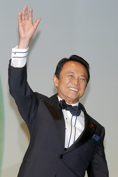 麻生総理がステージで挨拶