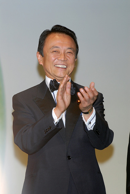 麻生総理がステージで挨拶