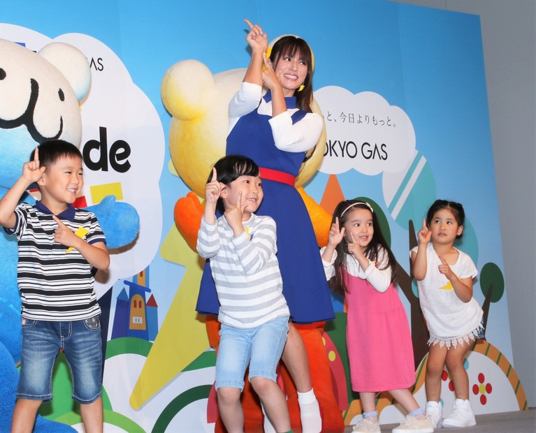 深田恭子と子どもたち【撮影：小宮山あきの】