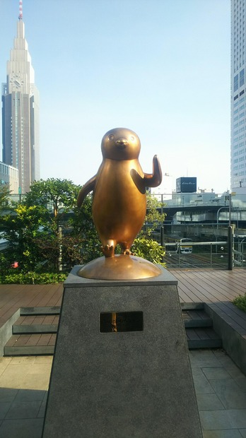 新宿駅で歩きスマホしている奴！　前見て歩け前！　って俺じゃなくてクリス・ペプラーが言ってた（ごめん、そこまでキツく言ってない）