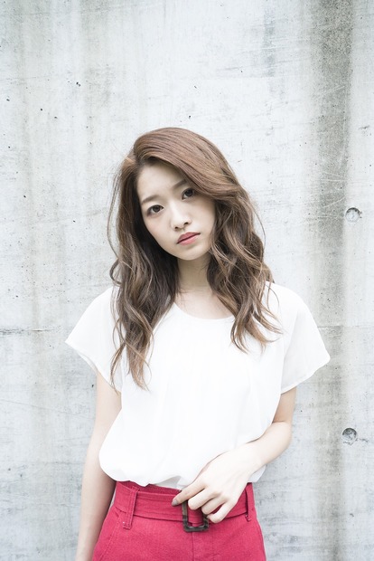 テラハ出演の小室安未、芸能活動を本格スタート！透明感あふれるアー写が公開