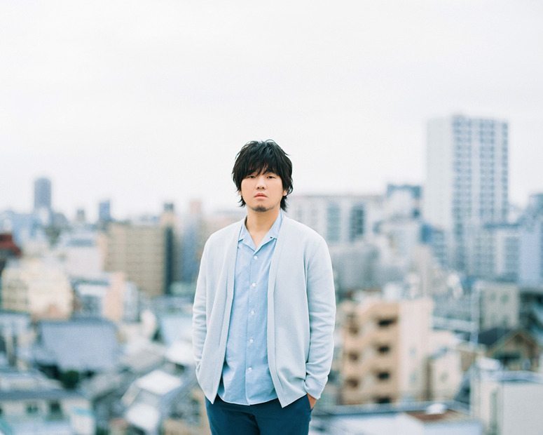 桐谷健太演じる浦ちゃん、完成した家を見上げ熱唱！