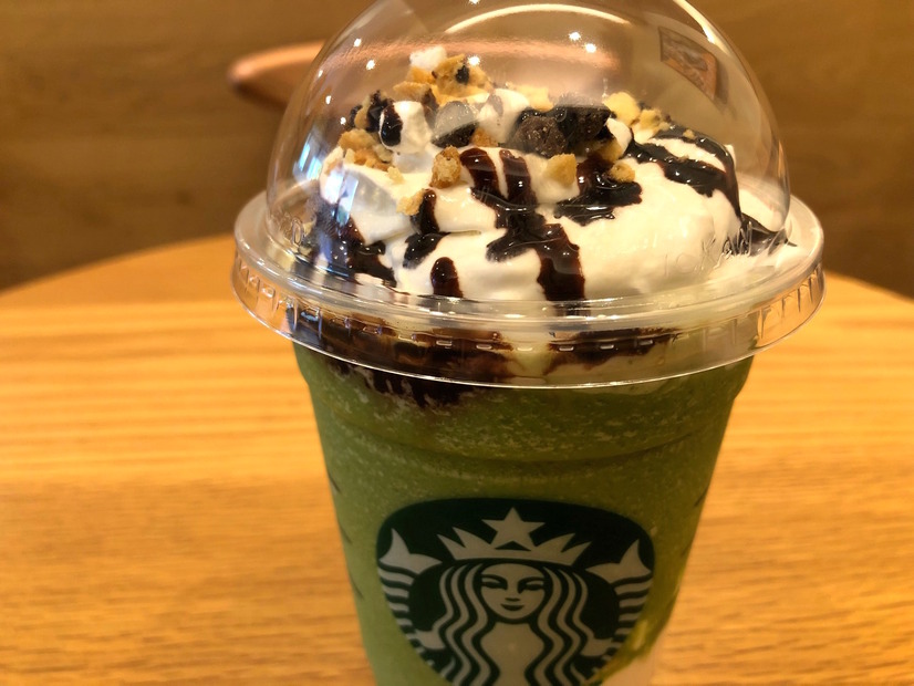 本格抹茶の味わいにフワサク食感が楽しい！スタバの「抹茶 スモア フラペチーノ」を食べてみた