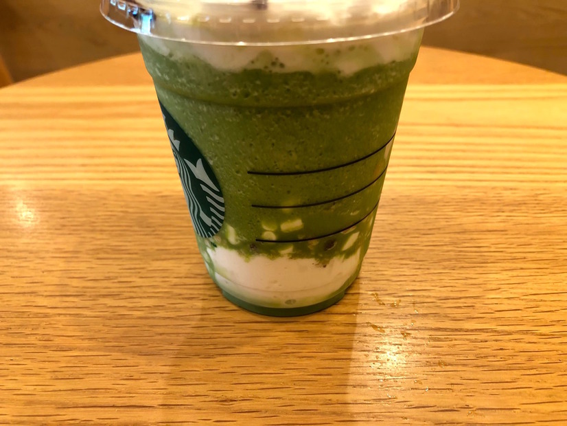 本格抹茶の味わいにフワサク食感が楽しい！スタバの「抹茶 スモア フラペチーノ」を食べてみた