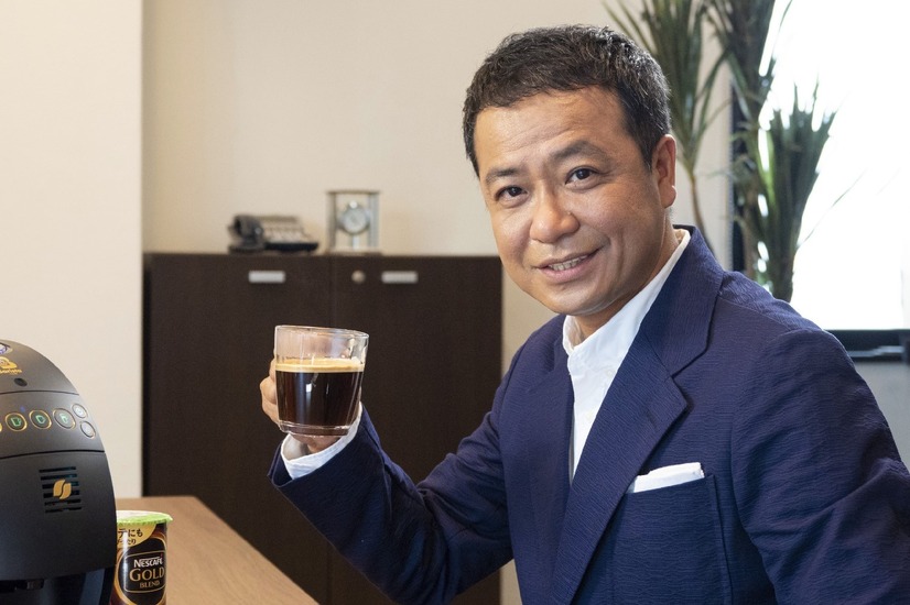 中山秀征が司会の新番組『中山秀征のカフェする！？』が本日配信スタート