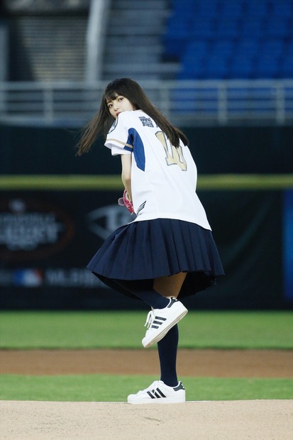 乃木坂46・齋藤飛鳥、台湾で初の始球式！野茂英雄のトルネード投法を披露