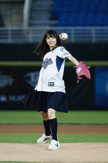 乃木坂46・齋藤飛鳥、台湾で初の始球式！野茂英雄のトルネード投法を披露