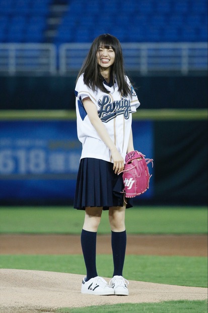 乃木坂46・齋藤飛鳥、台湾で初の始球式！野茂英雄のトルネード投法を披露