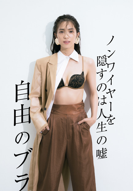 中村アン、胸の美しさ際立つシンプルブラ姿を披露！