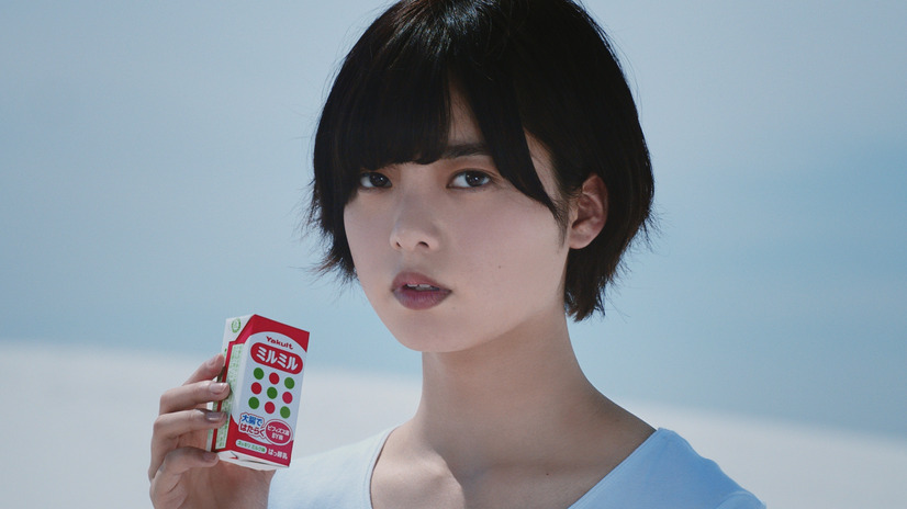 欅坂46・平手友梨奈、新CMで力強い視線