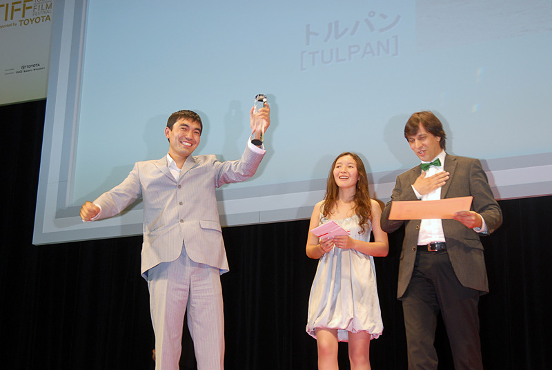 コンペティション部門東京サクラグランプリを受賞し喜ぶ「トルパン」トリオ