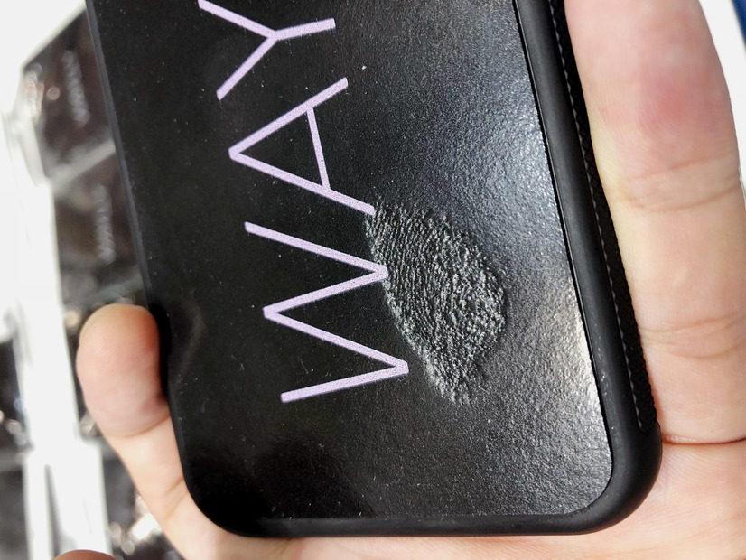 【ギフト・ショー】壁にぺったり貼り付く！ 特殊素材でできたスマホケース「WAYLLY」