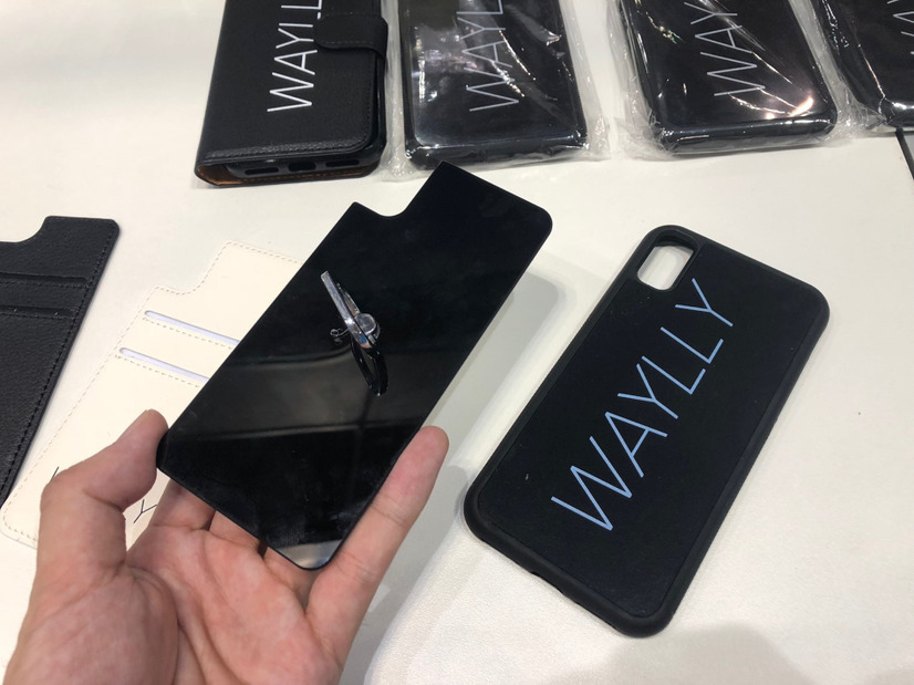 【ギフト・ショー】壁にぺったり貼り付く！ 特殊素材でできたスマホケース「WAYLLY」