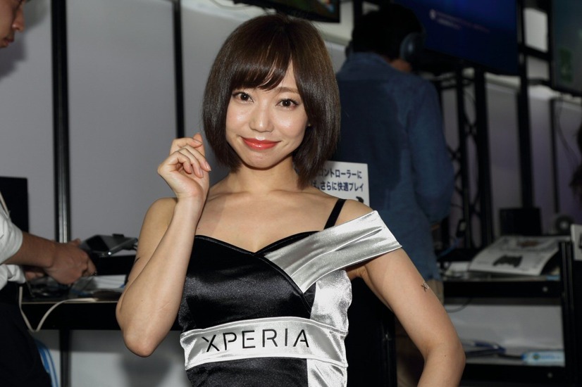 美脚が眩しすぎるXperia、DMMのコンパニオンたち