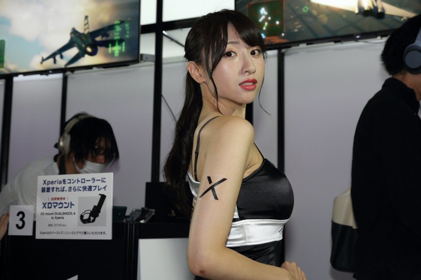 美脚が眩しすぎるXperia、DMMのコンパニオンたち