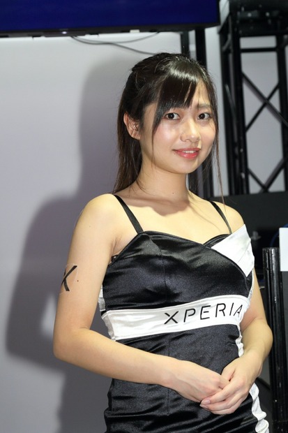 美脚が眩しすぎるXperia、DMMのコンパニオンたち